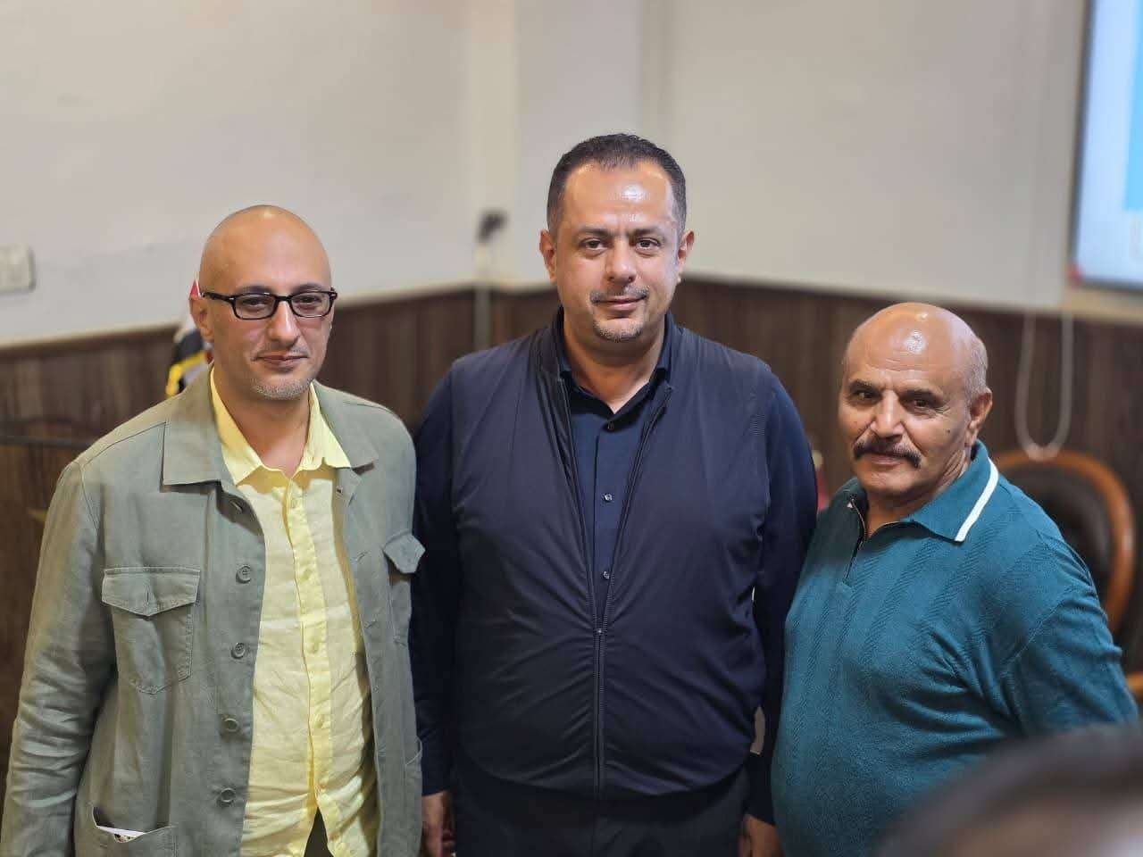 بعد غياب طويل.. معين عبدالملك يظهر في فعالية ثقافية بالقاهرة