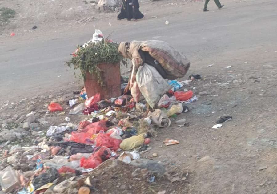 احتفالات المولد النبوي في ذمار تُقابل بمشهد صادم يجسد معاناة اليمنيين