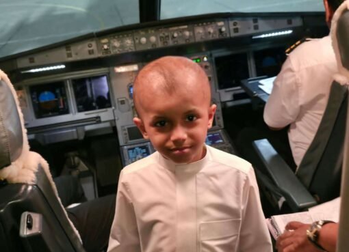 بالصور: طفل يمني يواجه السرطان ويحقق حلمه في قمرة الطائرة