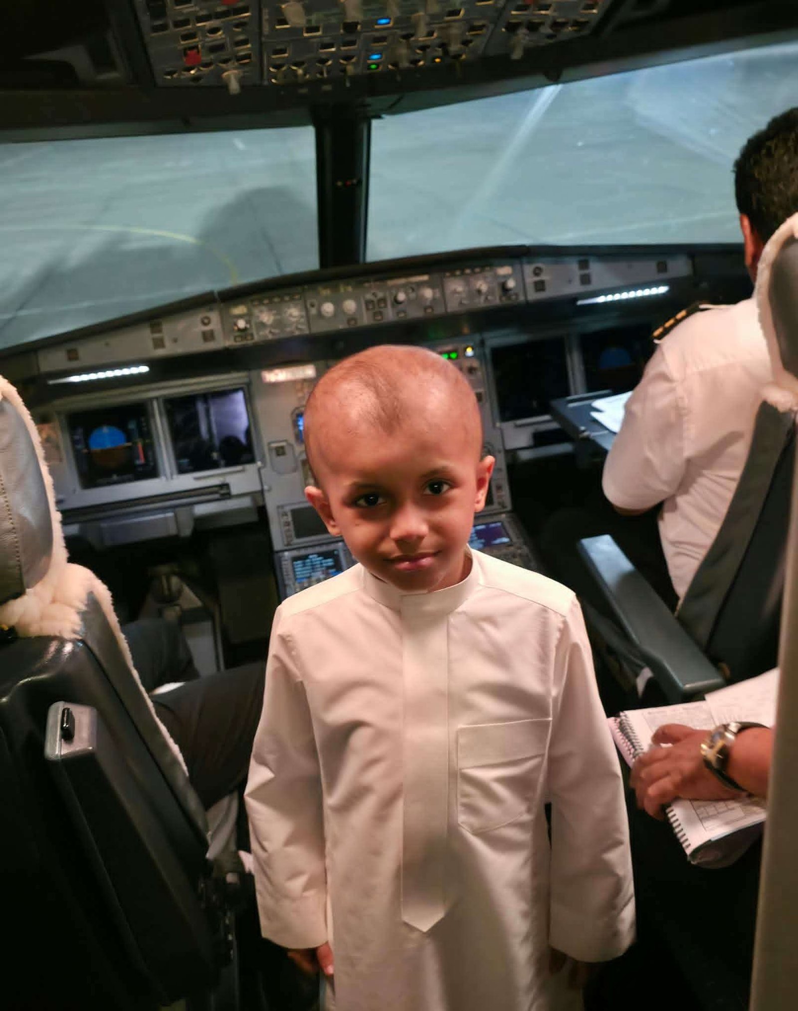 بالصور: طفل يمني يواجه السرطان ويحقق حلمه في قمرة الطائرة