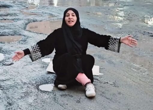 ناشطة يمنية تفترش الأرض في أشهر شوارع العاصمة: ماذا يحدث