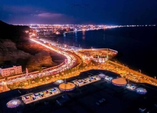 مشهد غير مسبوق في عدن.. مواطنون وجنود يقدمون على تصرف مفاجئ