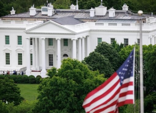 هل تصدق ما تراه؟ فيديو يثير ضجة حول نفايات تُلقى من داخل البيت الأبيض