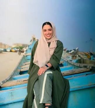 بالحجاب وفي حضرموت… اليوتيوبر الشهيرة موني رزق تثير إعجاب اليمنيين